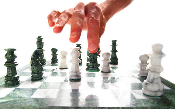 在棋盤上移動(dòng)棋子的人；