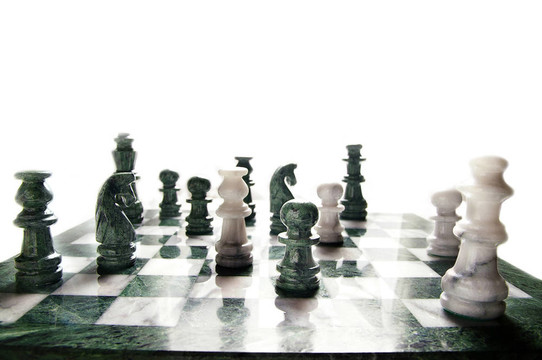 棋盤上的棋子；白色