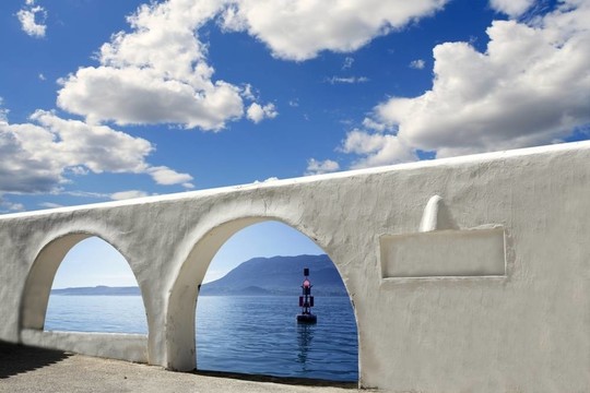 地中海海景白色拱形建筑