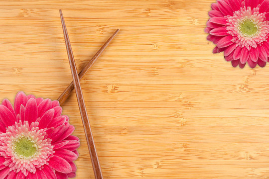 Gerber Daisy和筷子在竹背景