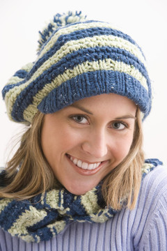 迷人的年輕女子在Knit Cap