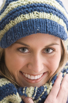 迷人的年輕女子在Knit Cap