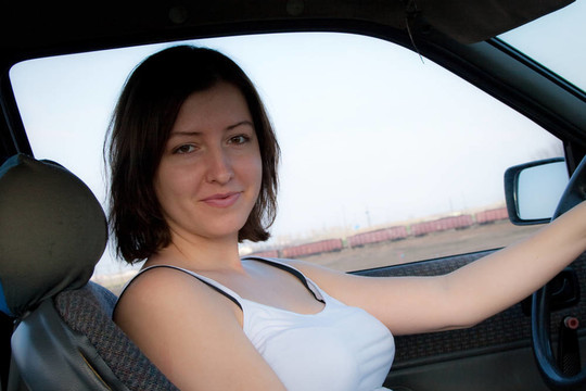 女人在車
