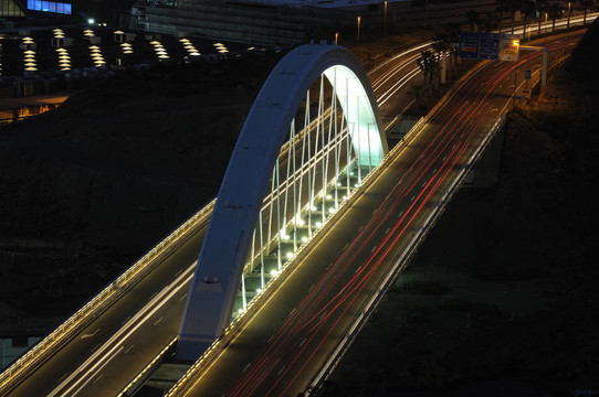 夜間公路橋。大加那利島拉斯帕爾馬斯