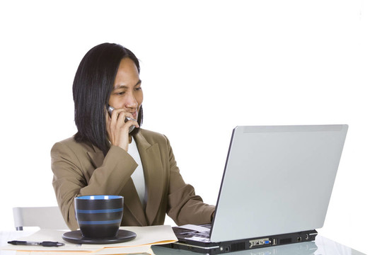 女商人在伏案工作