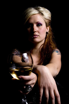 接近一個(gè)女人與葡萄酒