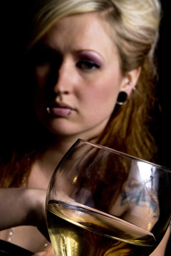 接近一個女人與葡萄酒