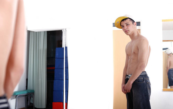 鏡子里的小男孩