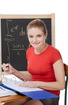 白人女生的書桌前學(xué)習(xí)數(shù)學(xué)考試