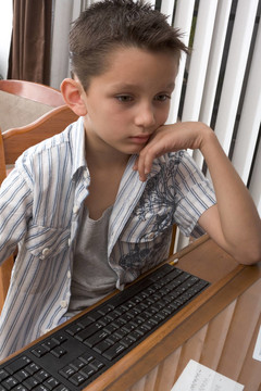 小學(xué)年齡（8歲）小孩玩電腦游戲