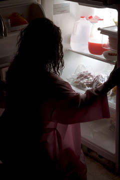 肥胖黑人婦女到冰箱吃宵夜