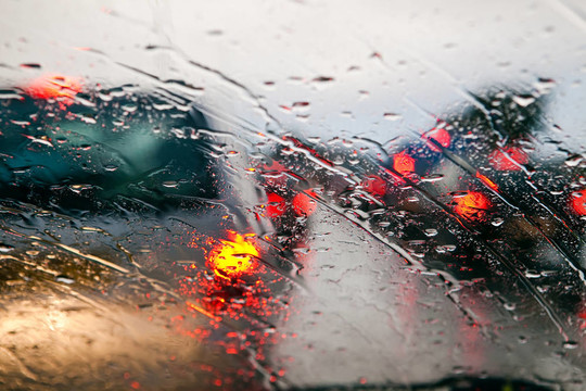 汽車擋風(fēng)玻璃在雨中堵車