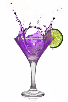 紫色酒精雞尾酒飛濺和綠色石灰孤立在白色