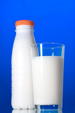 玻璃瓶中的牛奶和蓝色的瓶子