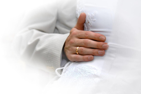 剛剛結(jié)婚。新郎手中的金戒指