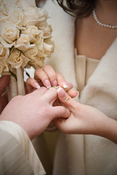 puttting對(duì)結(jié)婚戒指。自然的照片