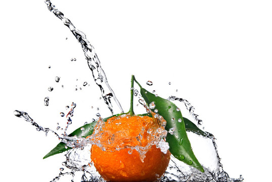 Tangerine夜店有綠色的葉子濺白色隔離和水