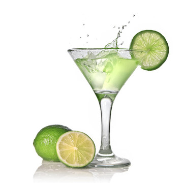 綠色酒精雞尾酒飛濺和綠色石灰孤立在白色