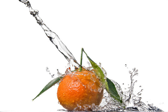 Tangerine夜店有綠色的葉子濺白色隔離和水