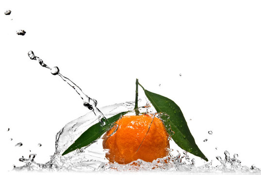 Tangerine夜店有綠色的葉子濺白色隔離和水