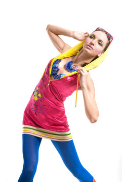 美麗的年輕女子穿白色的衣服