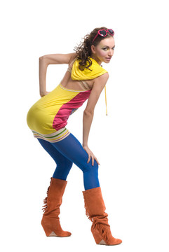 美麗的年輕女子穿白色的衣服