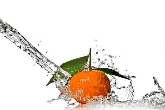 Tangerine夜店有綠色的葉子濺白色隔離和水
