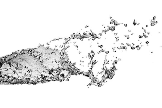 水濺在白色的氣泡上