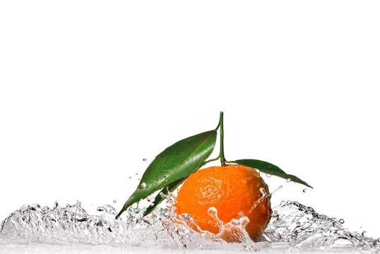 Tangerine夜店有綠色的葉子濺白色隔離和水