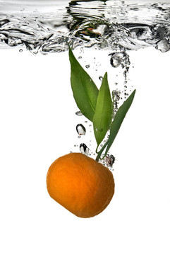 Tangerine夜店落入水中氣泡的白