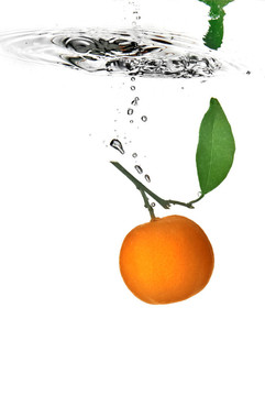 Tangerine夜店落入水中氣泡的白