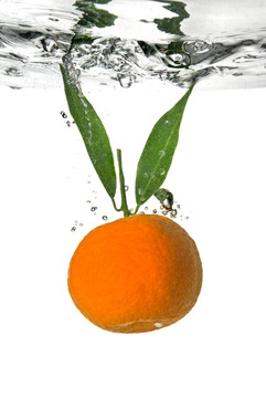 Tangerine夜店落入水中氣泡的白