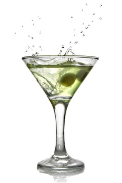 綠色酒精雞尾酒飛濺白色