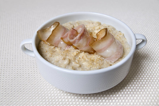 燕麥和熏肉的早餐