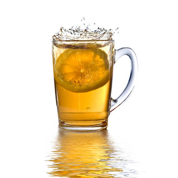 檸檬滴入茶杯，濺上白色的水花和倒影