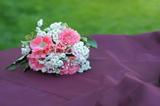 Bouquet Flowers在桌子上