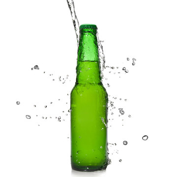 白水飛濺的綠色啤酒瓶