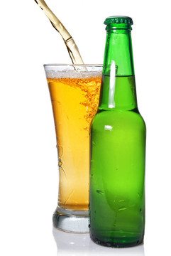 啤酒倒進(jìn)瓶中，用白酒瓶隔