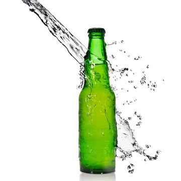 白水飛濺的綠色啤酒瓶