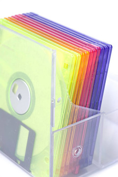 白色的盒子中的彩色軟盤