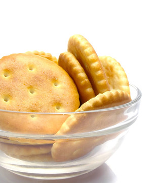 玻璃花瓶中的咸餅干食品