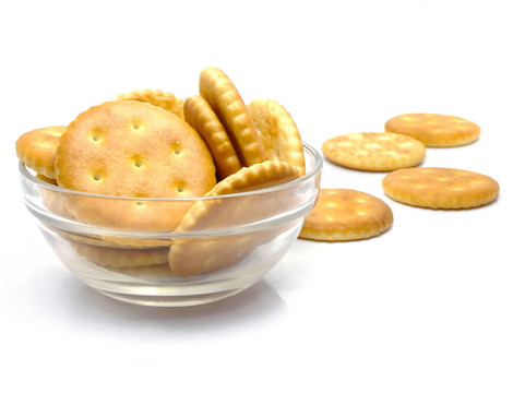 玻璃花瓶中的咸餅干食品