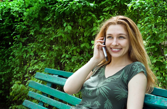 漂亮的年輕女人在打電話