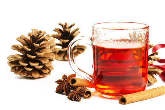 一杯紅茶；桂皮；八角、白底一些針葉樹
