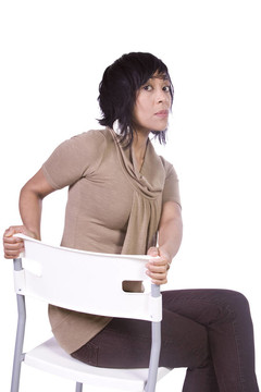 漂亮的女人在椅子上擺姿勢(shì)