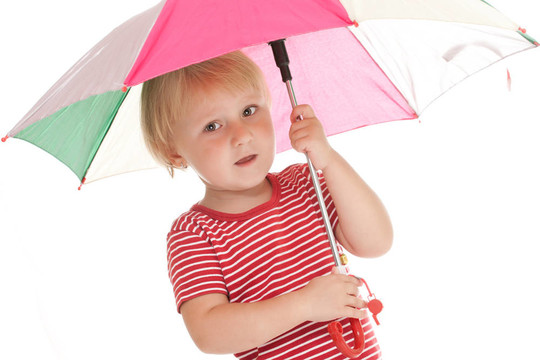 帶彩色雨傘的小女孩