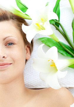 美女躺在按摩臺(tái)上的SPA