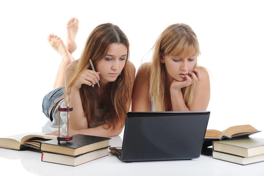 女孩們正在為考試做準備