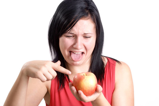 一個(gè)年輕的女人不喜歡這個(gè)蘋(píng)果