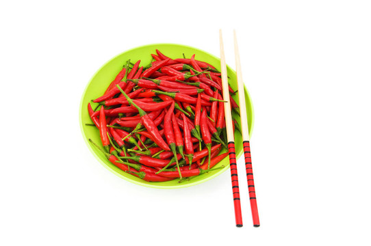 用筷子和盤子的辣椒